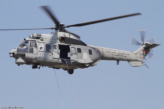 بالفيديو ..سقوط عسكري سعودي هليكوبتر 1136.jpg